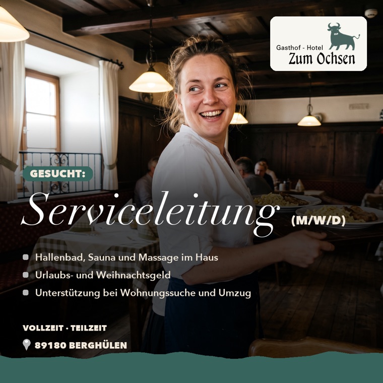Serviceleiterin mit Tablett im Gastraum