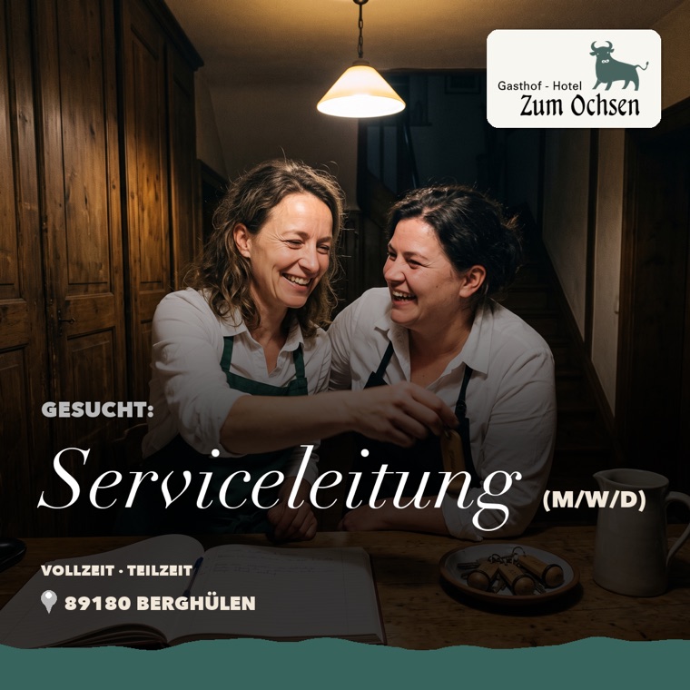 Zwei Servicekräfte bei der Schlüsselübergabe am Empfang